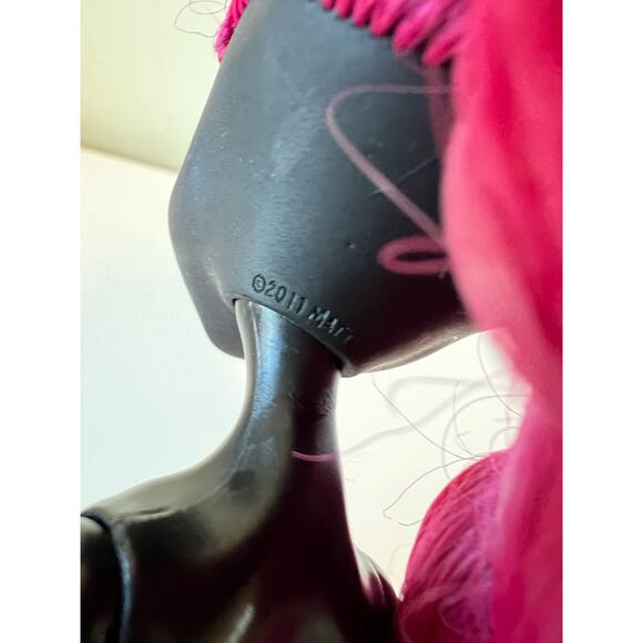 Monster High Doll Catty Noir Ghoulebrities in Londoom 2011 - Picture 4 of 6
